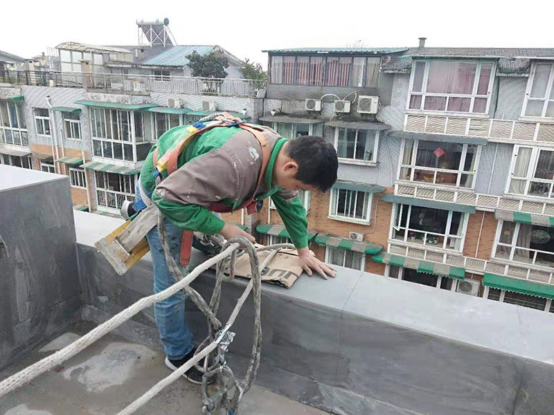 外墻滾刷防水：為保證防水層的鋪設(shè)質(zhì)量和節(jié)省防水涂料，基層、內(nèi)外墻等位置涂刷防水涂料處應(yīng)平整、無(wú)凹凸不平、蜂窩麻面、浮碴、浮灰、油污等。在管根、管道、陰陽(yáng)角、施工縫等易發(fā)生漏水的部位應(yīng)增強(qiáng)處理。在管根、管道周?chē)忛_(kāi)采用水不漏進(jìn)行封堵，然后再用油漆刷涂刷一至兩遍防水涂料；陰陽(yáng)角、施工縫部位采用玻纖網(wǎng)格布增強(qiáng)處理后用刮板刮涂一遍防水涂料，增強(qiáng)網(wǎng)格布寬度為300㎜。施工時(shí)應(yīng)邊涂刷邊檢查，發(fā)現(xiàn)缺陷及時(shí)修補(bǔ)，涂膜應(yīng)完全干燥2天后方可進(jìn)行下道工序施工，施工時(shí)應(yīng)注意對(duì)涂膜防水層的保護(hù)，以免人為或外為破壞防水層。側(cè)墻防水層保護(hù)材料建議采用聚苯板或砂漿粉刷保護(hù)。頂板防水層保護(hù)材料宜采用砂漿或細(xì)石混凝土進(jìn)行保護(hù)。