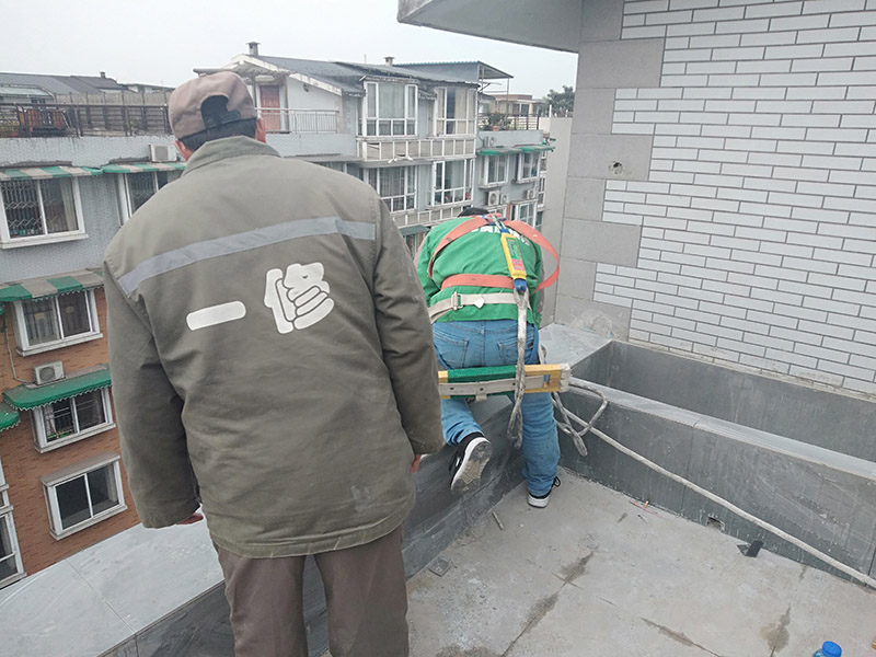 外墻滾刷防水：為保證防水層的鋪設(shè)質(zhì)量和節(jié)省防水涂料，基層、內(nèi)外墻等位置涂刷防水涂料處應(yīng)平整、無(wú)凹凸不平、蜂窩麻面、浮碴、浮灰、油污等。在管根、管道、陰陽(yáng)角、施工縫等易發(fā)生漏水的部位應(yīng)增強(qiáng)處理。在管根、管道周?chē)忛_(kāi)采用水不漏進(jìn)行封堵，然后再用油漆刷涂刷一至兩遍防水涂料；陰陽(yáng)角、施工縫部位采用玻纖網(wǎng)格布增強(qiáng)處理后用刮板刮涂一遍防水涂料，增強(qiáng)網(wǎng)格布寬度為300㎜。施工時(shí)應(yīng)邊涂刷邊檢查，發(fā)現(xiàn)缺陷及時(shí)修補(bǔ)，涂膜應(yīng)完全干燥2天后方可進(jìn)行下道工序施工，施工時(shí)應(yīng)注意對(duì)涂膜防水層的保護(hù)，以免人為或外為破壞防水層。側(cè)墻防水層保護(hù)材料建議采用聚苯板或砂漿粉刷保護(hù)。頂板防水層保護(hù)材料宜采用砂漿或細(xì)石混凝土進(jìn)行保護(hù)。