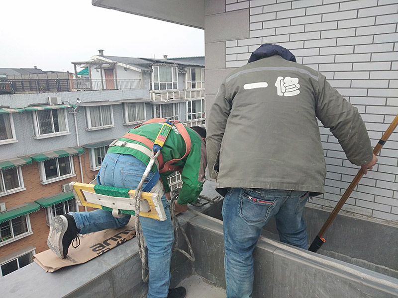 外墻滾刷防水：為保證防水層的鋪設(shè)質(zhì)量和節(jié)省防水涂料，基層、內(nèi)外墻等位置涂刷防水涂料處應(yīng)平整、無(wú)凹凸不平、蜂窩麻面、浮碴、浮灰、油污等。在管根、管道、陰陽(yáng)角、施工縫等易發(fā)生漏水的部位應(yīng)增強(qiáng)處理。在管根、管道周?chē)忛_(kāi)采用水不漏進(jìn)行封堵，然后再用油漆刷涂刷一至兩遍防水涂料；陰陽(yáng)角、施工縫部位采用玻纖網(wǎng)格布增強(qiáng)處理后用刮板刮涂一遍防水涂料，增強(qiáng)網(wǎng)格布寬度為300㎜。施工時(shí)應(yīng)邊涂刷邊檢查，發(fā)現(xiàn)缺陷及時(shí)修補(bǔ)，涂膜應(yīng)完全干燥2天后方可進(jìn)行下道工序施工，施工時(shí)應(yīng)注意對(duì)涂膜防水層的保護(hù)，以免人為或外為破壞防水層。側(cè)墻防水層保護(hù)材料建議采用聚苯板或砂漿粉刷保護(hù)。頂板防水層保護(hù)材料宜采用砂漿或細(xì)石混凝土進(jìn)行保護(hù)。