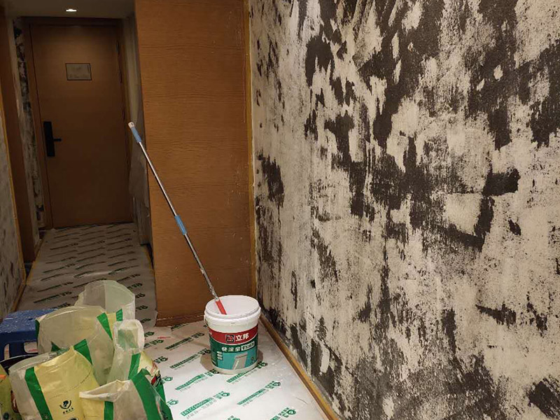 墻面拆除翻新：舊墻面翻新自己動(dòng)手首先用水將墻面浸濕，這樣在鏟除墻面時(shí)比較省力，墻面必須要鏟到露出水泥砂漿面。然后是涂刷界面劑，一定要全部都刷到而且要均勻。墻面的裂縫通常都是用牛皮紙帶及白乳膠來(lái)貼住，但不能保證它能百分百不再開裂。如果墻面凹凸不平，那么就需要用石膏來(lái)找平，誤差最好不要超過(guò)0.5公分。非承重墻一般都是需要貼布的，所以最好選擇質(zhì)地好的墻布和白乳膠，有條件的話可以使用網(wǎng)格布，對(duì)于防裂效果會(huì)更好。
 在挑選膩?zhàn)訒r(shí)應(yīng)該選顆粒細(xì)度高及質(zhì)地較硬的，或是把白乳膠添加到膩?zhàn)又刑岣吣佔(zhàn)拥挠捕取４蚰γ嬉x用細(xì)砂紙，砂紙如果過(guò)粗會(huì)在墻面上留下很深的砂痕，就算是刷漆也沒辦法遮蓋住。墻面打磨之后要清掃一遍，否則粉塵過(guò)多會(huì)影響到漆的附著力。