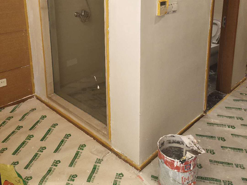 墻面拆除翻新：舊墻面翻新自己動(dòng)手首先用水將墻面浸濕，這樣在鏟除墻面時(shí)比較省力，墻面必須要鏟到露出水泥砂漿面。然后是涂刷界面劑，一定要全部都刷到而且要均勻。墻面的裂縫通常都是用牛皮紙帶及白乳膠來(lái)貼住，但不能保證它能百分百不再開裂。如果墻面凹凸不平，那么就需要用石膏來(lái)找平，誤差最好不要超過(guò)0.5公分。非承重墻一般都是需要貼布的，所以最好選擇質(zhì)地好的墻布和白乳膠，有條件的話可以使用網(wǎng)格布，對(duì)于防裂效果會(huì)更好。  在挑選膩?zhàn)訒r(shí)應(yīng)該選顆粒細(xì)度高及質(zhì)地較硬的，或是把白乳膠添加到膩?zhàn)又刑岣吣佔(zhàn)拥挠捕取４蚰γ嬉x用細(xì)砂紙，砂紙如果過(guò)粗會(huì)在墻面上留下很深的砂痕，就算是刷漆也沒辦法遮蓋住。墻面打磨之后要清掃一遍，否則粉塵過(guò)多會(huì)影響到漆的附著力。