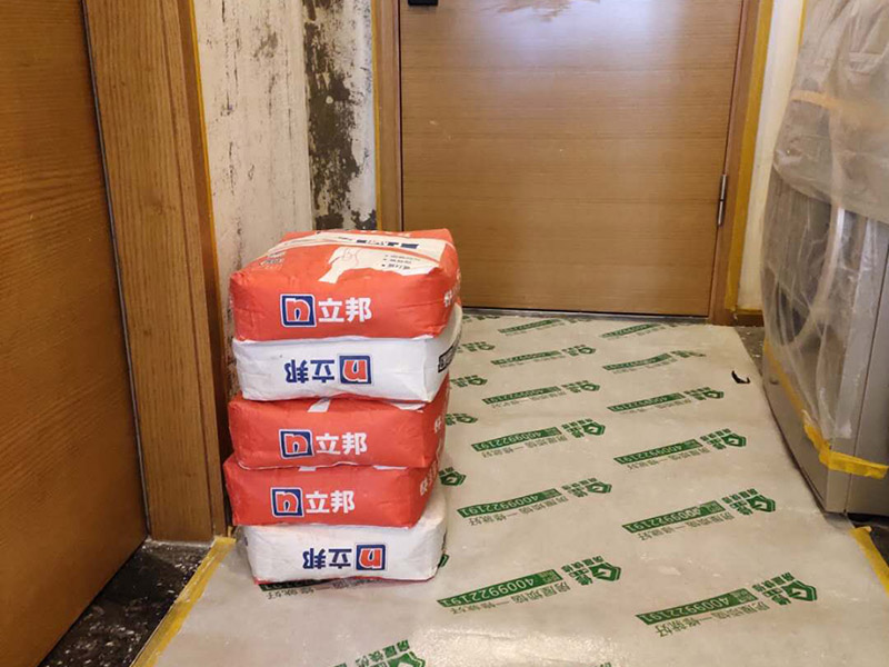 墻面拆除翻新：舊墻面翻新自己動(dòng)手首先用水將墻面浸濕，這樣在鏟除墻面時(shí)比較省力，墻面必須要鏟到露出水泥砂漿面。然后是涂刷界面劑，一定要全部都刷到而且要均勻。墻面的裂縫通常都是用牛皮紙帶及白乳膠來(lái)貼住，但不能保證它能百分百不再開裂。如果墻面凹凸不平，那么就需要用石膏來(lái)找平，誤差最好不要超過(guò)0.5公分。非承重墻一般都是需要貼布的，所以最好選擇質(zhì)地好的墻布和白乳膠，有條件的話可以使用網(wǎng)格布，對(duì)于防裂效果會(huì)更好。  在挑選膩?zhàn)訒r(shí)應(yīng)該選顆粒細(xì)度高及質(zhì)地較硬的，或是把白乳膠添加到膩?zhàn)又刑岣吣佔(zhàn)拥挠捕?。打磨墻面要選用細(xì)砂紙，砂紙如果過(guò)粗會(huì)在墻面上留下很深的砂痕，就算是刷漆也沒辦法遮蓋住。墻面打磨之后要清掃一遍，否則粉塵過(guò)多會(huì)影響到漆的附著力。