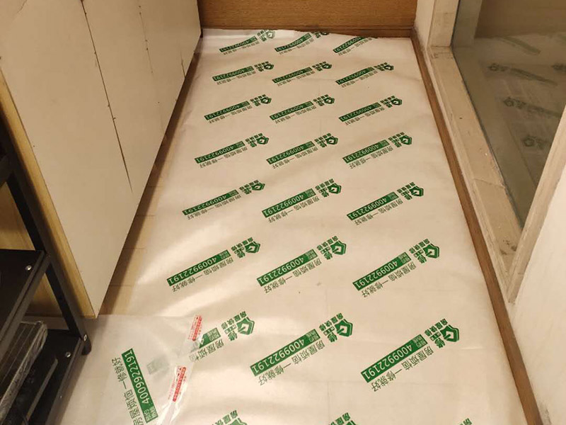 房屋地面家具保護(hù)：入戶(hù)門(mén)的保護(hù)入戶(hù)門(mén)是各種裝修物料進(jìn)場(chǎng)以及各種建筑裝修垃圾清理的必經(jīng)之路,這些物品在搬運(yùn)的過(guò)程中,與入戶(hù)門(mén)發(fā)生磕碰、摩擦的機(jī)率大大增加,所以,第一個(gè)需要做好成品保護(hù)的地方就是入戶(hù)門(mén)。可以使用成品保護(hù)膜將門(mén)包裹，地面鋪地面保護(hù)膜。