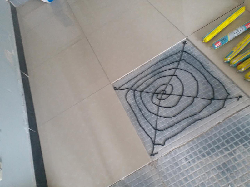 客廳地磚修補(bǔ)：沿瓷磚四周邊緣清除嵌縫白水泥，并用小鑿子仔細(xì)地拆除損壞瓷磚。瓷磚鑿掉后，用鋼鑿將底層水泥砂漿鑿掉，用力不得過重，否則會震碎其他完好的瓷磚。貼瓷磚前應(yīng)將瓷磚浸水濕潤，晾干后在瓷磚背面薄薄地涂刮一層107膠水泥漿，然后用力加壓就位，并檢查新貼上的瓷磚是否與四周瓷磚齊平。新貼好的瓷磚的接縫仍要用白水泥漿填嵌，并清除瓷磚面上多余的水泥漿。