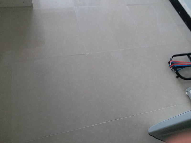 客廳地磚修補(bǔ)：沿瓷磚四周邊緣清除嵌縫白水泥，并用小鑿子仔細(xì)地拆除損壞瓷磚。瓷磚鑿掉后，用鋼鑿將底層水泥砂漿鑿掉，用力不得過重，否則會震碎其他完好的瓷磚。貼瓷磚前應(yīng)將瓷磚浸水濕潤，晾干后在瓷磚背面薄薄地涂刮一層107膠水泥漿，然后用力加壓就位，并檢查新貼上的瓷磚是否與四周瓷磚齊平。新貼好的瓷磚的接縫仍要用白水泥漿填嵌，并清除瓷磚面上多余的水泥漿。