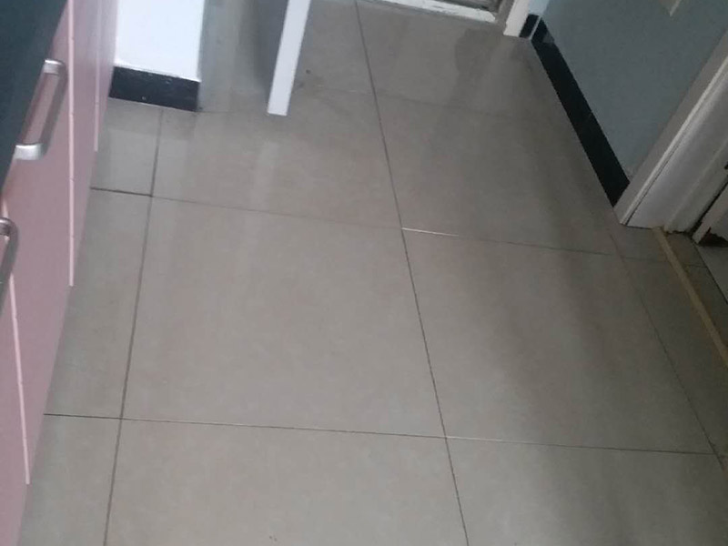 客廳地磚修補(bǔ)：沿瓷磚四周邊緣清除嵌縫白水泥，并用小鑿子仔細(xì)地拆除損壞瓷磚。瓷磚鑿掉后，用鋼鑿將底層水泥砂漿鑿掉，用力不得過重，否則會震碎其他完好的瓷磚。貼瓷磚前應(yīng)將瓷磚浸水濕潤，晾干后在瓷磚背面薄薄地涂刮一層107膠水泥漿，然后用力加壓就位，并檢查新貼上的瓷磚是否與四周瓷磚齊平。新貼好的瓷磚的接縫仍要用白水泥漿填嵌，并清除瓷磚面上多余的水泥漿。