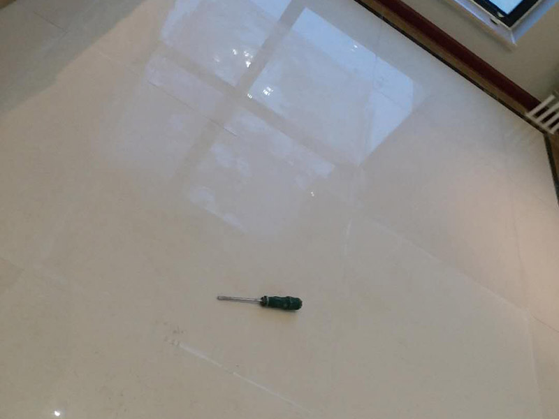 局部地磚修補：地磚使用的時間長了,難免會出現(xiàn)各種各樣的問題,地磚脫落就是很常見的問題之一，這多半是因為施工不當(dāng)或者地磚老化而導(dǎo)致的。因為每家每戶地磚脫落的情況不同，因此相對于的解決方案也是不同的。如果砂漿未松動的話，只是瓷磚脫落的話，大家可以先把瓷磚背面和四周粘附的砂漿刮凈，再用107膠摻入少許水泥攪成糊狀，在瓷磚背面均勻地涂上薄薄的一層，稍后壓緊瓷磚就會粘牢了;如果地磚砂漿已剝落的話，那就要在原基面上輕輕鑿些毛坑后，再拌有107膠的沙漿重新鑲貼，在基礎(chǔ)面上刷一層后將脫落的瓷磚壓上去，直至沙漿硬化。