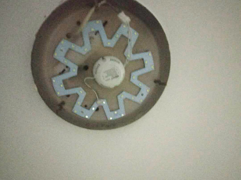 吸頂燈線路維修：首先，關(guān)掉開關(guān)，在折疊梯子的幫助下，拆掉led吸頂燈的外殼，并檢查燈管是否出現(xiàn)發(fā)黑發(fā)暗的地方。其次，如果燈管還是完好的，那么應該試著擰緊燈管接頭處看是否發(fā)生接觸不良現(xiàn)象，這種情況也比較簡單的操作，也是容易發(fā)生的。接著，如果上述問題都沒有發(fā)生的話，可以檢查它的鎮(zhèn)流器是否完好，是否有燒焦的味道，鎮(zhèn)流器的外表是否有黑乎乎的燒焦現(xiàn)象，如果有，那么很大可能性就是鎮(zhèn)流器的問題。