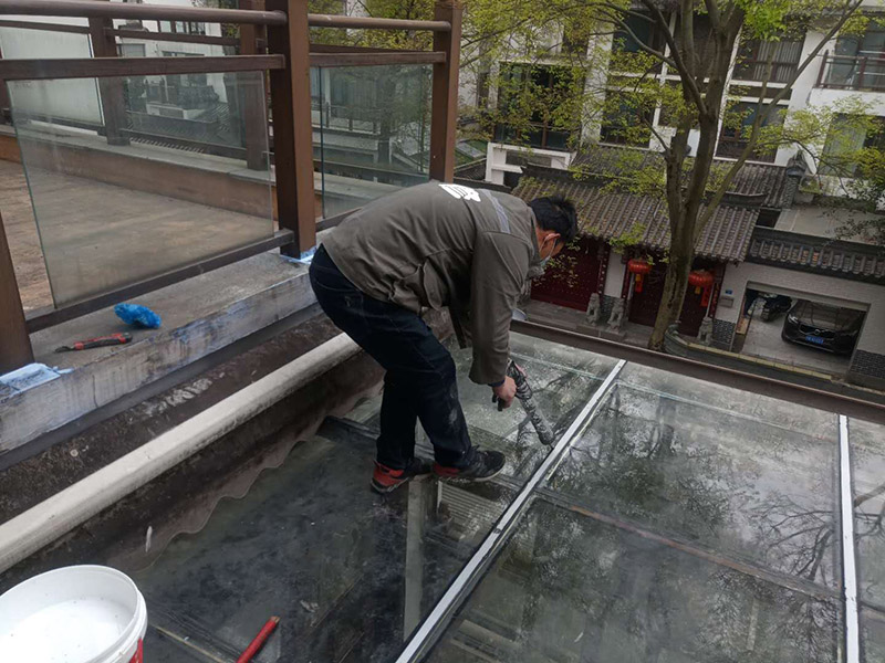 玻璃屋頂打膠防水：把陽(yáng)光房的邊清理干凈。用結(jié)構(gòu)膠往縫里填到60%。然后用和縫大小的泡抹棒往里壓填充，把膠往陽(yáng)光房與型材的縫里擠。最后填充耐候密封膠，用刮刀來(lái)回30度角度刮2遍。缺膠的補(bǔ)上。30分內(nèi)把紙揭掉。陽(yáng)光房的鋁合金、鋼材等框架材料連接處基本靠打建筑膠來(lái)固定與防漏水。建筑膠打膠前，需要將打膠處用溫布擦干凈且干了之后打膠，否則就算是用了高級(jí)的建筑膠，其實(shí)際效果只有普通建筑膠的效果，將會(huì)大大降低陽(yáng)光房結(jié)構(gòu)膠的使用壽命。