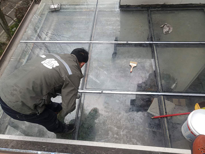 玻璃屋頂打膠防水：把陽(yáng)光房的邊清理干凈。用結(jié)構(gòu)膠往縫里填到60%。然后用和縫大小的泡抹棒往里壓填充，把膠往陽(yáng)光房與型材的縫里擠。最后填充耐候密封膠，用刮刀來(lái)回30度角度刮2遍。缺膠的補(bǔ)上。30分內(nèi)把紙揭掉。陽(yáng)光房的鋁合金、鋼材等框架材料連接處基本靠打建筑膠來(lái)固定與防漏水。建筑膠打膠前，需要將打膠處用溫布擦干凈且干了之后打膠，否則就算是用了高級(jí)的建筑膠，其實(shí)際效果只有普通建筑膠的效果，將會(huì)大大降低陽(yáng)光房結(jié)構(gòu)膠的使用壽命。