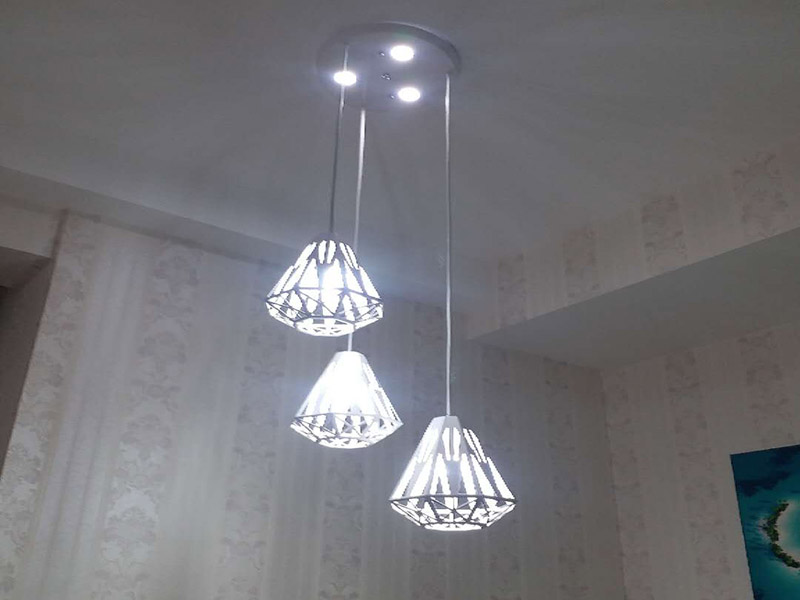 吊燈更換安裝：首先要鋪電線，在需要安裝燈具的部位留下電線口。以方便日后安裝。 第二檢查買來的燈具。看有沒有損壞或者殘缺不完整等現(xiàn)象，你確保安全。 第三，如果是大型吊燈，那么要提前先安裝上面的燈泡和零件，才能進(jìn)行安裝。 第四如果是大型燈具的安裝，那么還要先打上承重的螺絲掛口。 第五步關(guān)閉閘刀，這樣能夠確保在沒有電通的情況下安裝燈，以免出現(xiàn)意外，這樣是比較安全的做法。 第六步安裝好以后打開電閘，觀察一下安裝是否成功，是不是每個燈泡都亮了，如果確保每個燈泡都亮了，那么就說明安裝成功了