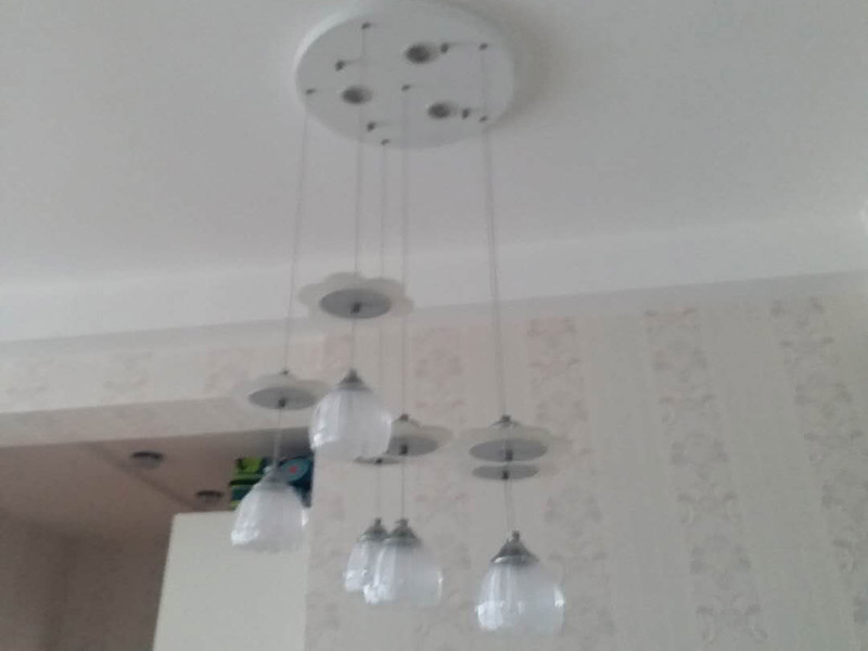 吊燈更換安裝：首先要鋪電線，在需要安裝燈具的部位留下電線口。以方便日后安裝。 第二檢查買來的燈具。看有沒有損壞或者殘缺不完整等現(xiàn)象，你確保安全。 第三，如果是大型吊燈，那么要提前先安裝上面的燈泡和零件，才能進(jìn)行安裝。 第四如果是大型燈具的安裝，那么還要先打上承重的螺絲掛口。 第五步關(guān)閉閘刀，這樣能夠確保在沒有電通的情況下安裝燈，以免出現(xiàn)意外，這樣是比較安全的做法。 第六步安裝好以后打開電閘，觀察一下安裝是否成功，是不是每個燈泡都亮了，如果確保每個燈泡都亮了，那么就說明安裝成功了