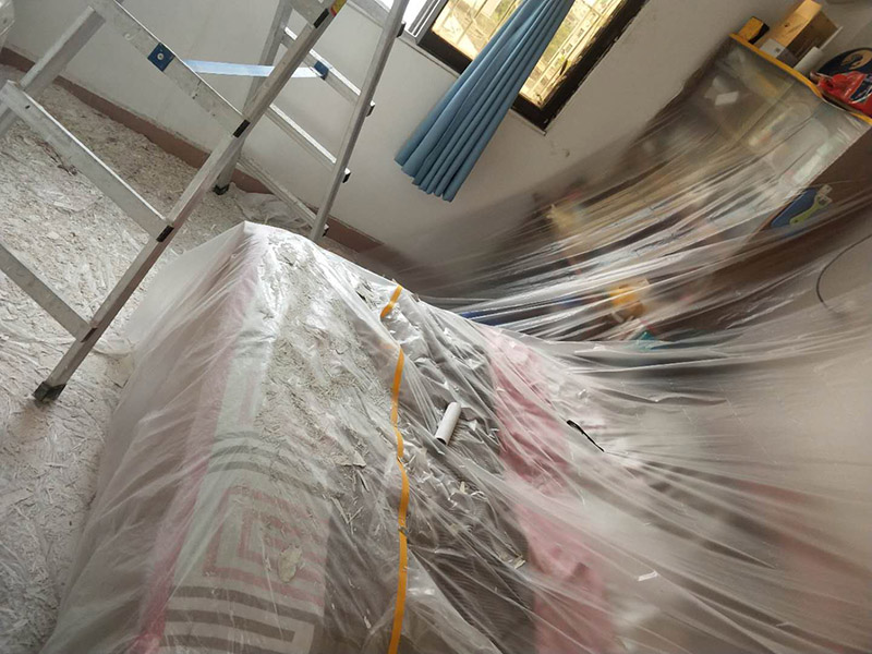 臥室墻面漏水維修：首先根據(jù)施工圖看水管走向，如果漏水的位置后面埋有水管，可以先把家里面的水閘關(guān)掉，放干龍頭里面的水，如果一段時(shí)候后發(fā)現(xiàn)墻面水跡不見(jiàn)了，證明是水管出現(xiàn)問(wèn)題。 如果是請(qǐng)的專業(yè)的維修師傅，可以讓師傅用打壓機(jī)直接打壓檢測(cè)，若確定是墻內(nèi)水管漏水，就可以直接鑿開(kāi)墻壁找水管漏點(diǎn)。