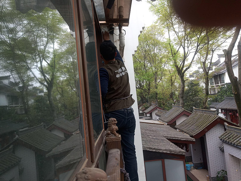 門窗框維修：應(yīng)先用螺絲刀和手錘等工具將門窗扇先卸下來，拆卸過程中，要一人拆卸，一人負(fù)責(zé)門窗的穩(wěn)定。門拆除后要輕放，嚴(yán)禁高空推倒。門窗扇拆卸下來后，就可以拆除門窗框架了。一般首先需要用刀片把門窗框內(nèi)側(cè)的密封膠等切開，門窗如果是采用膨脹螺栓與墻體連接的，可直接用螺絲刀把膨脹螺栓取下;如果脹栓生銹，則可用沖擊鉆將其打碎;而如果是采用連接片連接的則直接使用沖擊鉆即可;如果窗框難以取下，則需用鋼鋸將靠墻的框中部鋸開取下。門窗拆卸時(shí)，可能對(duì)門窗洞口造成一定的破損，如果不進(jìn)行處理，那么就不利于新門窗的安裝。因此，門窗拆卸完之后，需要復(fù)核洞口尺寸是否正確、是否做了橫平豎直，對(duì)不符合要求的洞口進(jìn)行處理。