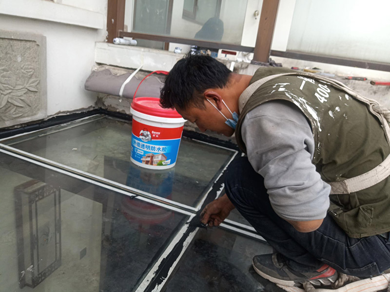 陽光房打防水膠：在陽光房施工完成后，如果陽光房與墻體有銜接的地方，一定要記住鏟去墻體上原有的涂料，否則粘合陽光房與墻體的膠水就不能很好的發(fā)揮粘合的作用，等到膠水完全凝固后會損壞墻體的涂料，造成陽光房的滲漏。最好的解決方法就是事先鏟去原墻體上涂料，在打膠之后，在陽光房與墻體接縫處上覆蓋防水擋板并且安裝一個排水槽，這樣就可以確保陽光房不漏水。