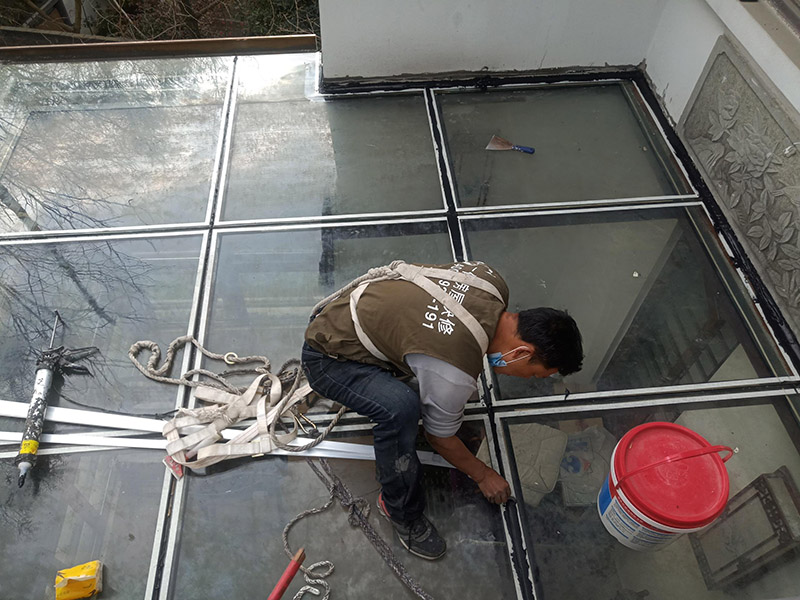 陽光房打防水膠：在陽光房施工完成后，如果陽光房與墻體有銜接的地方，一定要記住鏟去墻體上原有的涂料，否則粘合陽光房與墻體的膠水就不能很好的發(fā)揮粘合的作用，等到膠水完全凝固后會損壞墻體的涂料，造成陽光房的滲漏。最好的解決方法就是事先鏟去原墻體上涂料，在打膠之后，在陽光房與墻體接縫處上覆蓋防水擋板并且安裝一個排水槽，這樣就可以確保陽光房不漏水。