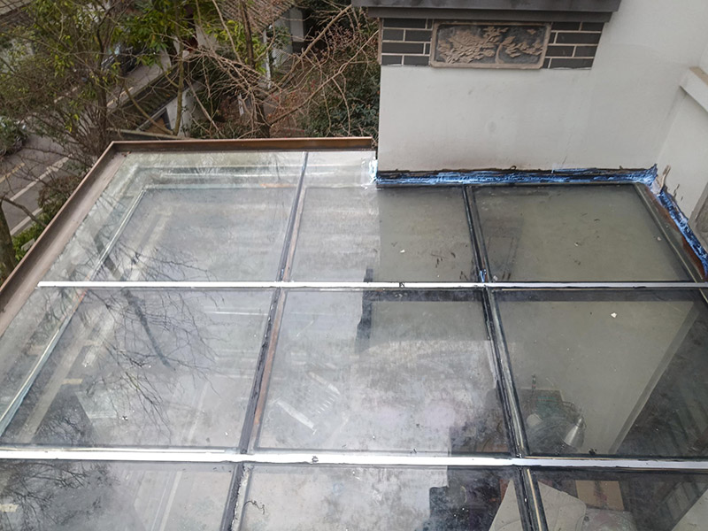 陽光房打防水膠：在陽光房施工完成后，如果陽光房與墻體有銜接的地方，一定要記住鏟去墻體上原有的涂料，否則粘合陽光房與墻體的膠水就不能很好的發(fā)揮粘合的作用，等到膠水完全凝固后會損壞墻體的涂料，造成陽光房的滲漏。最好的解決方法就是事先鏟去原墻體上涂料，在打膠之后，在陽光房與墻體接縫處上覆蓋防水擋板并且安裝一個排水槽，這樣就可以確保陽光房不漏水。