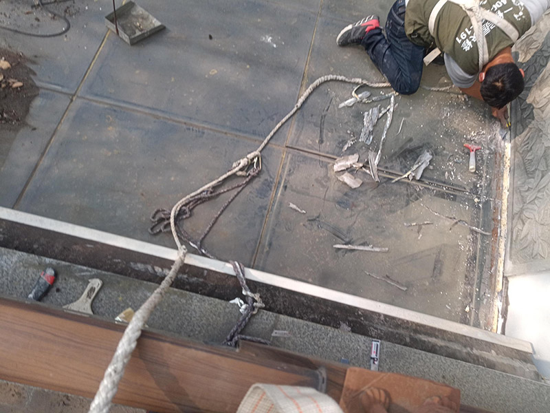 舊防水基層鏟除：1、清除空鼓，用水打濕墻面白粉層后鏟掉墻皮。裝修正式開始前，建議用切割機根據空鼓大小進行切割清除，除去日后裂縫隱患。 2、清除浮灰，用界面劑輥刷墻面。用粗毛鋼刷去除墻面浮塵，然后整個墻面用界面劑輥刷一遍，或者用界面劑拉毛處理，增強封固層和找平層之間的附著力。在界面劑的選擇上，建議使用質量稍微好一些的&ldquo;界面處理劑&rdquo;，市場上一般有分為高分子乳液性界面劑、水溶性高分子界面劑、淀粉類界面劑等。