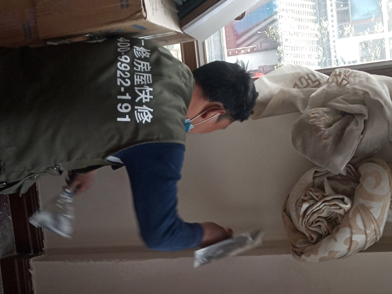 墻面刮膩子維修：刮膩子對不同的墻體有著不同的要求，像比較常見的混凝土的墻面，會出現(xiàn)一些氣孔與鼓起的現(xiàn)象，所以就要先把墻面修平整掉，磨平凸起處，填補凹陷處。基層做好處理后，墻面還是會有一些凹陷的地方，這個時候就可以用石膏膩子來補平。將石膏膩子壓實凹陷處，橫抹豎起的地方再重新刮一遍，這樣來確保墻面的平整。