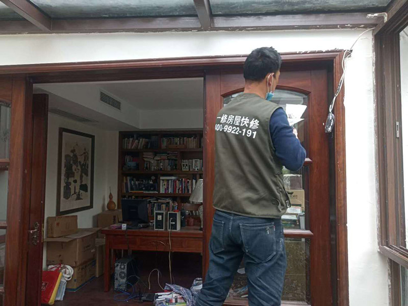 墻面刮膩子維修：刮膩子對不同的墻體有著不同的要求，像比較常見的混凝土的墻面，會出現(xiàn)一些氣孔與鼓起的現(xiàn)象，所以就要先把墻面修平整掉，磨平凸起處，填補凹陷處?；鶎幼龊锰幚砗螅瑝γ孢€是會有一些凹陷的地方，這個時候就可以用石膏膩子來補平。將石膏膩子壓實凹陷處，橫抹豎起的地方再重新刮一遍，這樣來確保墻面的平整。