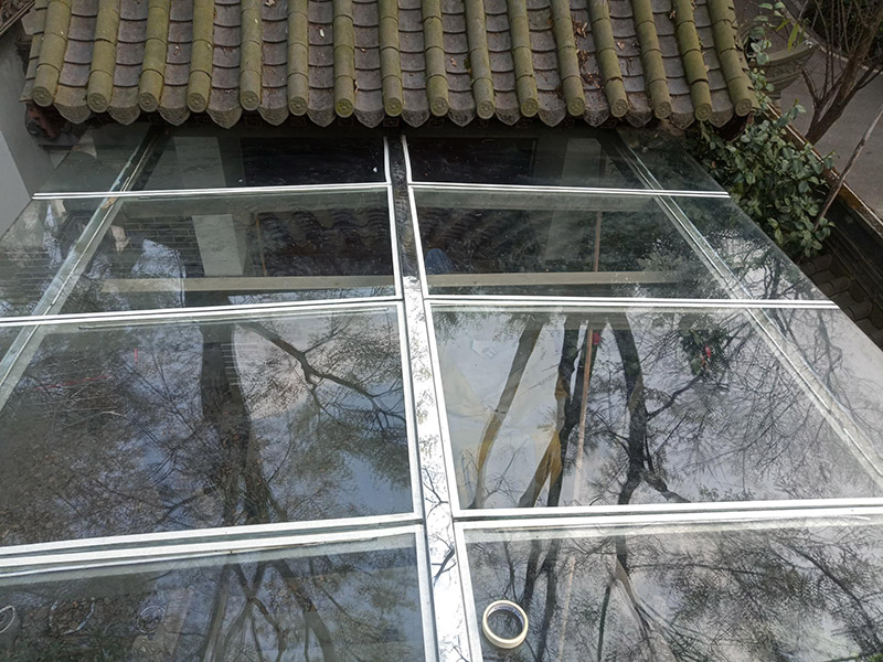 屋頂露臺翻新裝修：1.鏟除原防水層；2.清運(yùn)原屋面垃圾；3.處理屋面樓頂基礎(chǔ)；4.修補(bǔ)屋面基礎(chǔ)裂縫 空鼓等；5.涂刷冷底油； 原防水層鏟除清理&mdash;&mdash;處理基礎(chǔ)裂縫、破損&mdash;&mdash;特殊部位附加層&mdash;&mdash;定位彈線接縫粘合、封口處理&mdash;&mdash;涂刷接縫膠&mdash;&mdash;鋪貼卷材&mdash;&mdash;滿涂基層膠卷材收頭處理&mdash;&mdash;防水層表面清理檢查&mdash;&mdash;涂刷表面涂料