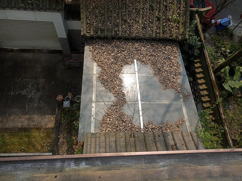 屋頂露臺翻新裝修：1.鏟除原防水層；2.清運(yùn)原屋面垃圾；3.處理屋面樓頂基礎(chǔ)；4.修補(bǔ)屋面基礎(chǔ)裂縫 空鼓等；5.涂刷冷底油； 原防水層鏟除清理&mdash;&mdash;處理基礎(chǔ)裂縫、破損&mdash;&mdash;特殊部位附加層&mdash;&mdash;定位彈線接縫粘合、封口處理&mdash;&mdash;涂刷接縫膠&mdash;&mdash;鋪貼卷材&mdash;&mdash;滿涂基層膠卷材收頭處理&mdash;&mdash;防水層表面清理檢查&mdash;&mdash;涂刷表面涂料