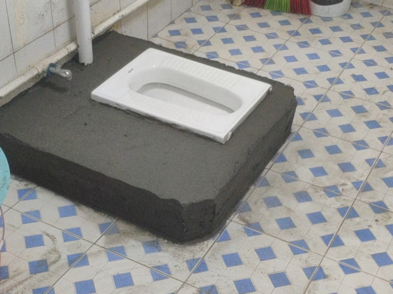水泥砌蹲便：1、蹲便器的排污口和落水管的預(yù)留口均涂上粘結(jié)劑或者膠泥，將蹲便器的排污口與落水管的預(yù)留口接駁好，校正蹲便器位置。砌磚固定蹲便器，要預(yù)留填碎石的缺口。 2、待粘結(jié)劑干后，往蹲便器內(nèi)試沖水，觀察接口是否漏水。然后在地面和蹲便器之間填入碎石土，嚴禁真入水泥混凝土。用磚封閉缺口。較后在磚外面批水泥砂漿(水泥：砂=1：3)，貼上瓷磚。 3、與蹲便器相配合安裝的沖水閥分為：手壓式?jīng)_水閥和腳踏式?jīng)_水閥。 4、與蹲便器相配合安裝的水箱，水箱安裝高度距離便器水圈1.8米，水壓要求0.14~0.55Mpa為宜，才能有效達到良好的沖水效果。