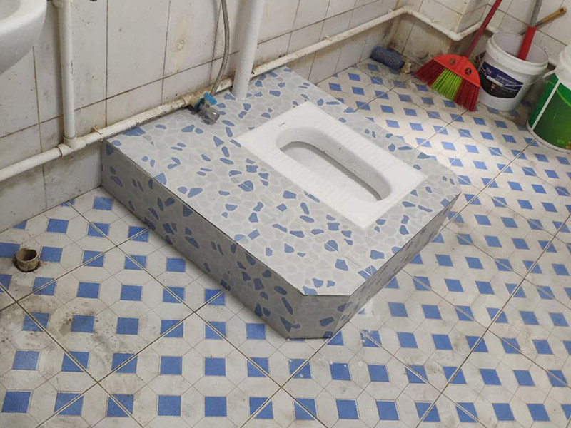 水泥砌蹲便：1、蹲便器的排污口和落水管的預(yù)留口均涂上粘結(jié)劑或者膠泥，將蹲便器的排污口與落水管的預(yù)留口接駁好，校正蹲便器位置。砌磚固定蹲便器，要預(yù)留填碎石的缺口。 2、待粘結(jié)劑干后，往蹲便器內(nèi)試沖水，觀察接口是否漏水。然后在地面和蹲便器之間填入碎石土，嚴禁真入水泥混凝土。用磚封閉缺口。較后在磚外面批水泥砂漿(水泥：砂=1：3)，貼上瓷磚。 3、與蹲便器相配合安裝的沖水閥分為：手壓式?jīng)_水閥和腳踏式?jīng)_水閥。 4、與蹲便器相配合安裝的水箱，水箱安裝高度距離便器水圈1.8米，水壓要求0.14~0.55Mpa為宜，才能有效達到良好的沖水效果。