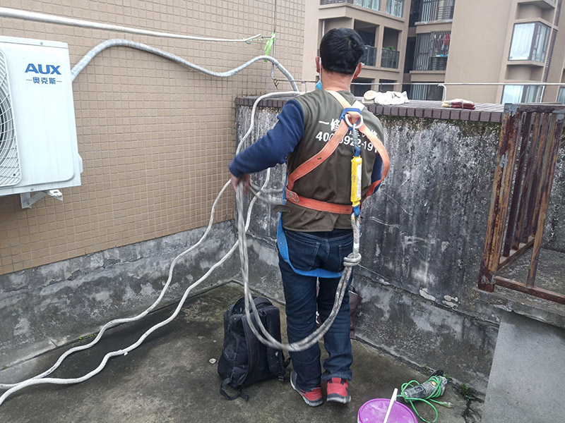 高空施工安全措施：先在高處使用的安全帶，各種零件不得有任何拆卸，如果有損壞的更是不得使用。然后登高作業(yè)使用的梯子要堅(jiān)固，放置要平穩(wěn)，梯子坡度以60到70度比較好，在安置防滑裝備。隨后高處作業(yè)現(xiàn)在必須有監(jiān)護(hù)人，在作業(yè)前監(jiān)護(hù)人和作業(yè)人員應(yīng)該認(rèn)真檢查在清理好現(xiàn)場(chǎng)。最后就是高處作業(yè)人員要按照設(shè)置的通道和扶梯行走不能貪圖方便就可以隨便亂走胡亂攀爬。