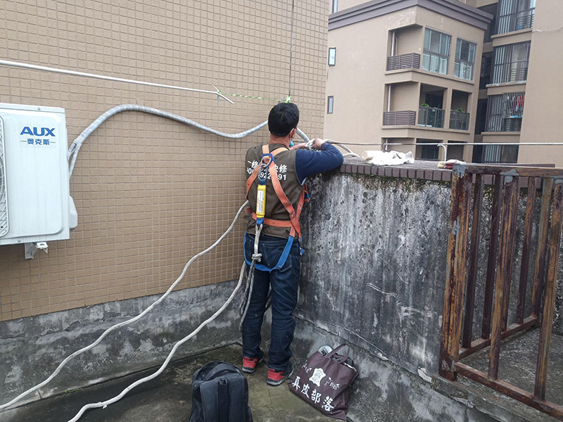 高空施工安全措施：先在高處使用的安全帶，各種零件不得有任何拆卸，如果有損壞的更是不得使用。然后登高作業(yè)使用的梯子要堅(jiān)固，放置要平穩(wěn)，梯子坡度以60到70度比較好，在安置防滑裝備。隨后高處作業(yè)現(xiàn)在必須有監(jiān)護(hù)人，在作業(yè)前監(jiān)護(hù)人和作業(yè)人員應(yīng)該認(rèn)真檢查在清理好現(xiàn)場(chǎng)。最后就是高處作業(yè)人員要按照設(shè)置的通道和扶梯行走不能貪圖方便就可以隨便亂走胡亂攀爬。