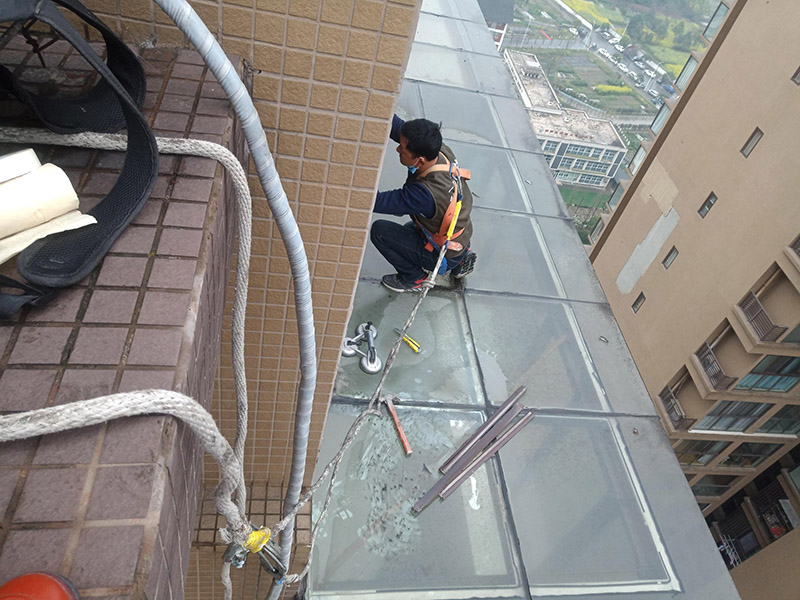 高空施工安全措施：先在高處使用的安全帶，各種零件不得有任何拆卸，如果有損壞的更是不得使用。然后登高作業(yè)使用的梯子要堅(jiān)固，放置要平穩(wěn)，梯子坡度以60到70度比較好，在安置防滑裝備。隨后高處作業(yè)現(xiàn)在必須有監(jiān)護(hù)人，在作業(yè)前監(jiān)護(hù)人和作業(yè)人員應(yīng)該認(rèn)真檢查在清理好現(xiàn)場(chǎng)。最后就是高處作業(yè)人員要按照設(shè)置的通道和扶梯行走不能貪圖方便就可以隨便亂走胡亂攀爬。