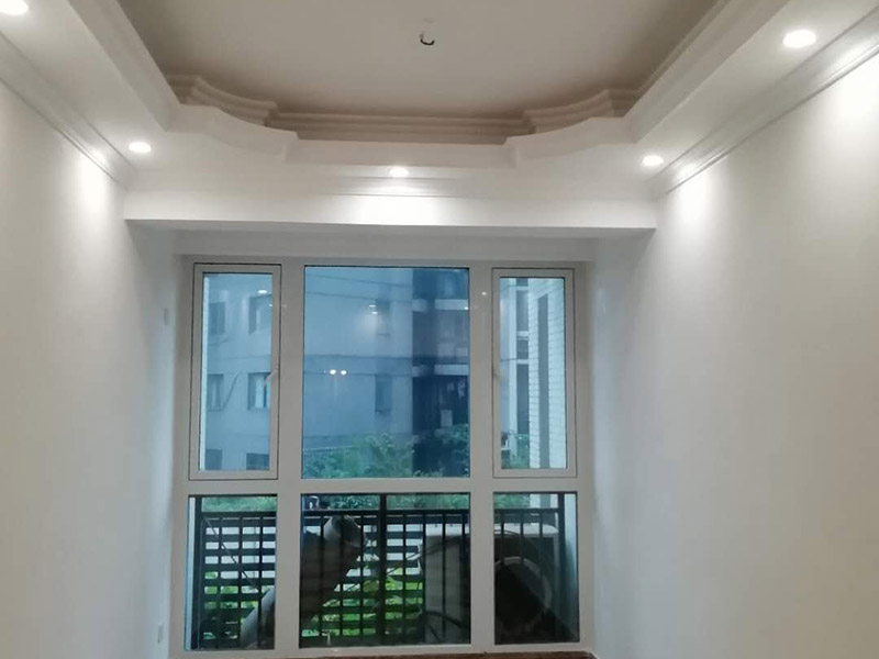 全屋墻面翻新：舊墻面翻新自己動手首先用水將墻面浸濕，這樣在鏟除墻面時(shí)比較省力，墻面必須要鏟到露出水泥砂漿面。然后是涂刷界面劑，一定要全部都刷到而且要均勻。墻面的裂縫通常都是用牛皮紙帶及白乳膠來貼住，但不能保證它能百分百不再開裂。如果墻面凹凸不平，那么就需要用石膏來找平，誤差最好不要超過0.5公分。非承重墻一般都是需要貼布的，所以最好選擇質(zhì)地好的墻布和白乳膠，有條件的話可以使用網(wǎng)格布，對于防裂效果會更好。墻面在刷底漆時(shí)，一定要把每個(gè)地方都刷到并且要均勻。刷底漆要使用質(zhì)地好滾筒，以免影響到底漆涂刷的效果。在膩?zhàn)哟蚰ブ螅瑝γ娑紩粝乱恍┍容^難看的坑眼，特別是在刷漆后非常明顯，所以需要找補(bǔ)。在找補(bǔ)時(shí)一定要打磨平整，為了避免出現(xiàn)色差坑眼在底漆里多加一點(diǎn)水再涂刷。