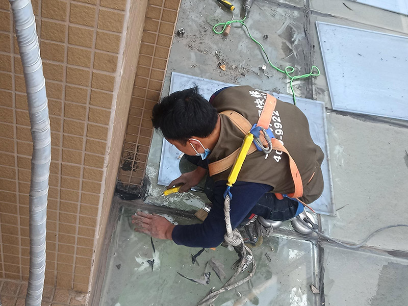 玻璃舊防水鏟除：把原先的玻璃膠鏟除干凈，用吹風機或是紙巾把水分弄干，保證需要打玻璃膠的位置的干燥，然后再開始打膠。注意：記住打膠的時候，里外都要打上。要等上24小時，等到玻璃膠完全干透后，才可以繼續(xù)使用。要選用正規(guī)廠商生產(chǎn)的質(zhì)量好的玻璃膠，否則在衛(wèi)生間潮濕的環(huán)境中，很容易發(fā)霉。最好在裝修衛(wèi)生間之前和工人師傅溝通好，讓他們對擋水條進行預(yù)埋，這樣才能從根源上避免以后出現(xiàn)的滲水問題。 