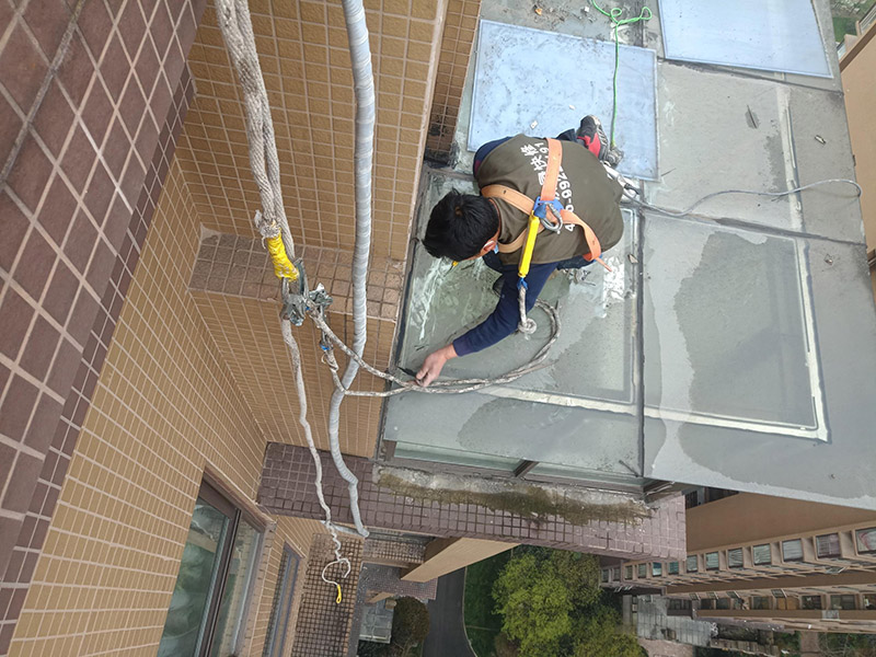 玻璃舊防水鏟除：把原先的玻璃膠鏟除干凈，用吹風機或是紙巾把水分弄干，保證需要打玻璃膠的位置的干燥，然后再開始打膠。注意：記住打膠的時候，里外都要打上。要等上24小時，等到玻璃膠完全干透后，才可以繼續(xù)使用。要選用正規(guī)廠商生產(chǎn)的質(zhì)量好的玻璃膠，否則在衛(wèi)生間潮濕的環(huán)境中，很容易發(fā)霉。最好在裝修衛(wèi)生間之前和工人師傅溝通好，讓他們對擋水條進行預(yù)埋，這樣才能從根源上避免以后出現(xiàn)的滲水問題。 