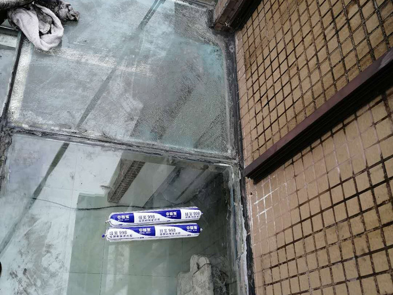 玻璃舊防水鏟除：把原先的玻璃膠鏟除干凈，用吹風機或是紙巾把水分弄干，保證需要打玻璃膠的位置的干燥，然后再開始打膠。注意：記住打膠的時候，里外都要打上。要等上24小時，等到玻璃膠完全干透后，才可以繼續(xù)使用。要選用正規(guī)廠商生產(chǎn)的質(zhì)量好的玻璃膠，否則在衛(wèi)生間潮濕的環(huán)境中，很容易發(fā)霉。最好在裝修衛(wèi)生間之前和工人師傅溝通好，讓他們對擋水條進行預(yù)埋，這樣才能從根源上避免以后出現(xiàn)的滲水問題。 