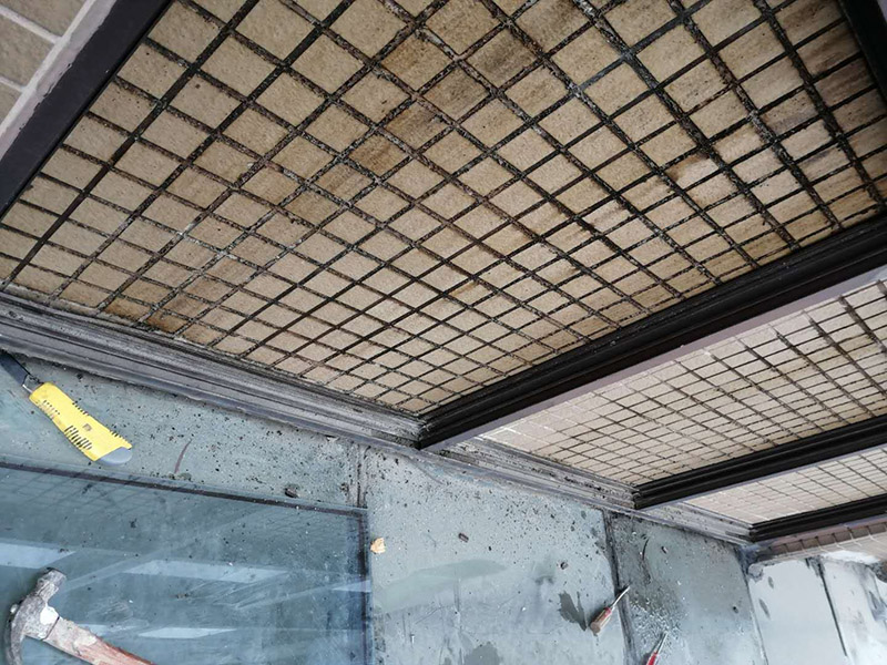 玻璃舊防水鏟除：把原先的玻璃膠鏟除干凈，用吹風機或是紙巾把水分弄干，保證需要打玻璃膠的位置的干燥，然后再開始打膠。注意：記住打膠的時候，里外都要打上。要等上24小時，等到玻璃膠完全干透后，才可以繼續(xù)使用。要選用正規(guī)廠商生產(chǎn)的質(zhì)量好的玻璃膠，否則在衛(wèi)生間潮濕的環(huán)境中，很容易發(fā)霉。最好在裝修衛(wèi)生間之前和工人師傅溝通好，讓他們對擋水條進行預(yù)埋，這樣才能從根源上避免以后出現(xiàn)的滲水問題。 