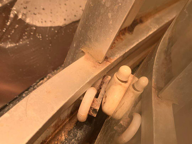 浴室更換推拉滑輪：1.拆卸移門推拉門 1、首先一只手垂直于地面抬起拉門的一端,一只手掠過拉門滑輪下部,托起滑輪。 2、然后從軌道抬出拉門一端,放下。 3、同理,移門另外一端跟前面兩步一樣抬出軌道放下。4、接著然后雙手握住拉門兩端向上抬起。