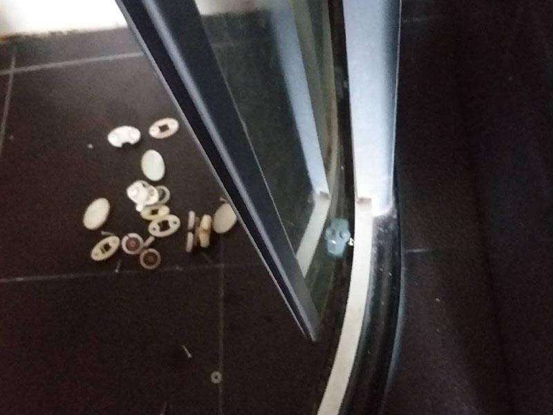 浴室更換推拉滑輪：1.拆卸移門推拉門 1、首先一只手垂直于地面抬起拉門的一端,一只手掠過拉門滑輪下部,托起滑輪。 2、然后從軌道抬出拉門一端,放下。 3、同理,移門另外一端跟前面兩步一樣抬出軌道放下。4、接著然后雙手握住拉門兩端向上抬起。