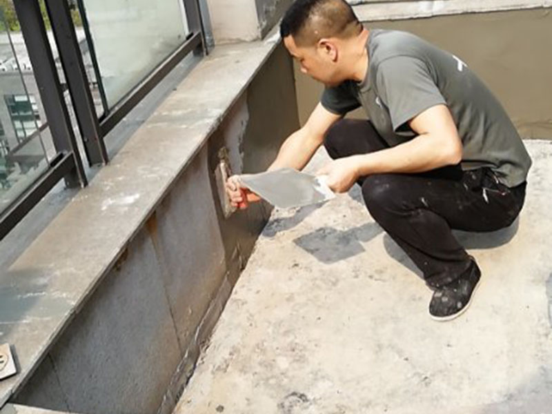 屋頂陽臺防水：1、將原防水層根除以后，找平，將本來下部保溫層里存的水進行排干，設一些排氣孔做排氣辦法，將保溫層里的水分排干。 2、做完防水層以后，必定要做找坡處理，不要形成屋面部分存水，通常設置水泥砂漿找平找坡，找坡的斜度不小于3％。 3、做完防水以后，需求進行閉水實驗，不漏水為合格，美化，在做美化和土建交叉作業(yè)的情況下，盡量不要損壞下部的防水層，一旦損壞了，要及時修補處理。