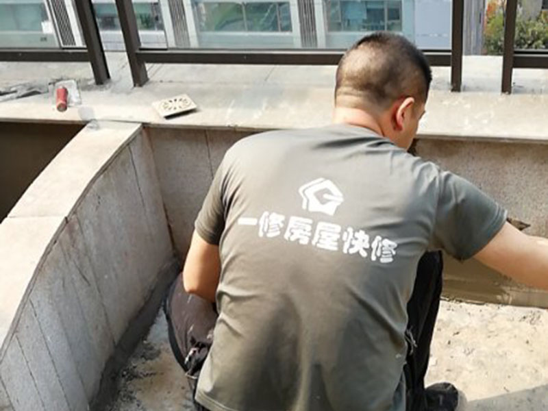 屋頂陽臺防水：1、將原防水層根除以后，找平，將本來下部保溫層里存的水進行排干，設一些排氣孔做排氣辦法，將保溫層里的水分排干。 2、做完防水層以后，必定要做找坡處理，不要形成屋面部分存水，通常設置水泥砂漿找平找坡，找坡的斜度不小于3％。 3、做完防水以后，需求進行閉水實驗，不漏水為合格，美化，在做美化和土建交叉作業(yè)的情況下，盡量不要損壞下部的防水層，一旦損壞了，要及時修補處理。