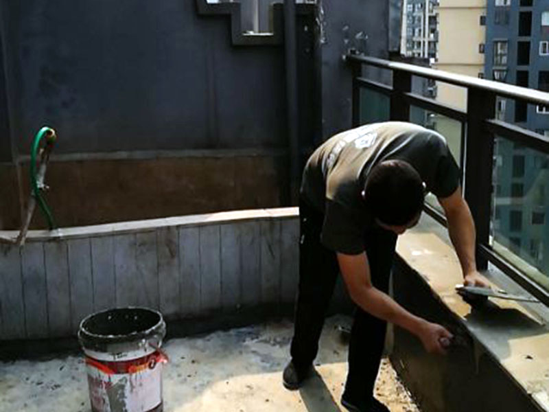 屋頂陽臺防水：1、將原防水層根除以后，找平，將本來下部保溫層里存的水進行排干，設一些排氣孔做排氣辦法，將保溫層里的水分排干。 2、做完防水層以后，必定要做找坡處理，不要形成屋面部分存水，通常設置水泥砂漿找平找坡，找坡的斜度不小于3％。 3、做完防水以后，需求進行閉水實驗，不漏水為合格，美化，在做美化和土建交叉作業(yè)的情況下，盡量不要損壞下部的防水層，一旦損壞了，要及時修補處理。