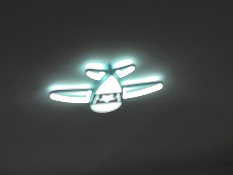 全屋燈具安裝：首先將買來(lái)的燈具包裝打開，將里邊的配件區(qū)分，安裝配件/燈具配件/燈具，分好類了進(jìn)行燈具的進(jìn)行配套固定，然后開始進(jìn)行房頂?shù)臏y(cè)量，進(jìn)行找中就是房間的正中，一般都有房屋基礎(chǔ)留的電線盒，將燈具的固定底座的中心與房頂找的中心重合，然后底座固定的點(diǎn)位就是固定螺栓的點(diǎn)位，然后打眼，打眼現(xiàn)在一般的重的燈（超過(guò)10斤）/客廳燈用鐵膨脹螺栓10號(hào)轉(zhuǎn)頭打眼；如果是比較輕的燈用塑料脹管即可8號(hào)轉(zhuǎn)頭打眼。最后將電線與頂上的電線接上，然后試一下效果，可以得話，將底座固定好后，將燈掛上。