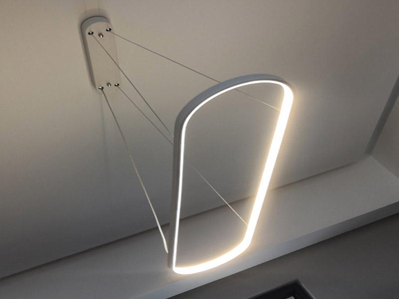 全屋燈具安裝：首先將買來(lái)的燈具包裝打開，將里邊的配件區(qū)分，安裝配件/燈具配件/燈具，分好類了進(jìn)行燈具的進(jìn)行配套固定，然后開始進(jìn)行房頂?shù)臏y(cè)量，進(jìn)行找中就是房間的正中，一般都有房屋基礎(chǔ)留的電線盒，將燈具的固定底座的中心與房頂找的中心重合，然后底座固定的點(diǎn)位就是固定螺栓的點(diǎn)位，然后打眼，打眼現(xiàn)在一般的重的燈（超過(guò)10斤）/客廳燈用鐵膨脹螺栓10號(hào)轉(zhuǎn)頭打眼；如果是比較輕的燈用塑料脹管即可8號(hào)轉(zhuǎn)頭打眼。最后將電線與頂上的電線接上，然后試一下效果，可以得話，將底座固定好后，將燈掛上。