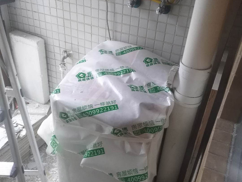 陽臺(tái)頂面修補(bǔ)：如果混凝土樓板是干燥的，則極大的可能是在吊頂之上這一段管道有漏水的地方，極小可能是濕氣過大凝結(jié)在金屬扣板上的冷凝水。除了直觀的漏水外，墻壁發(fā)霉，附近地板變形，大部分都是滲漏水導(dǎo)致的。 進(jìn)水管是一直有水的而且有水壓，通常如果是進(jìn)水管漏水會(huì)比較嚴(yán)重，關(guān)掉水閘放空存水漏水就會(huì)停止。停用一段時(shí)間漏水減輕后，把地漏打開，往排水管里直接大量注水，注意不要灑到四周，如果漏水加劇，就是相對(duì)應(yīng)的支線排水管漏水。如果停用一段時(shí)間，水閘也關(guān)了，存水也放空了，還是漏水不見減輕，就是主排水管漏水。