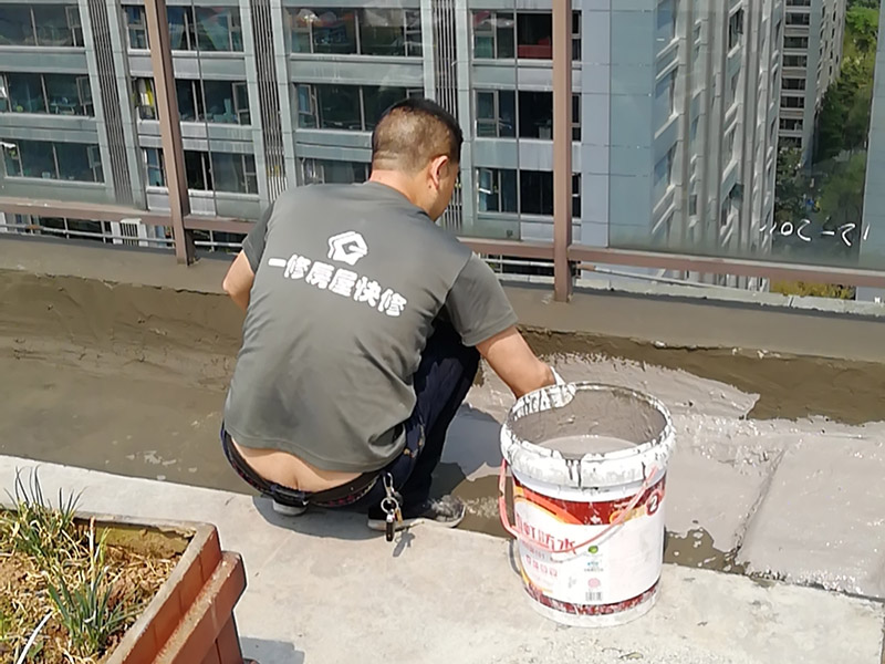 露臺(tái)防水維修：室外防水,基本上都是采用卷材粘貼的方式來(lái)做的。個(gè)人建議大家就選擇改良SBS防水卷材來(lái)做露臺(tái)的防水。這種也是最常用,價(jià)格也是很便宜的一種防水方式,做好了效果也是非常的好。 1、選擇防水涂料：暴露于自然的防水層的陽(yáng)臺(tái)，暴露在溫暖的陽(yáng)光，雨雪，嚴(yán)寒和熱溫度折磨，沒(méi)有優(yōu)異的性能和良好的保護(hù)措施，陣風(fēng)侵蝕，難以實(shí)現(xiàn)所需的阻力。 2、選擇柔軟排排出：在大雨和臺(tái)風(fēng)，降雨量超過(guò)排水地漏的容量更大，有可能是陽(yáng)臺(tái)地面形成水。 3、地形必須設(shè)計(jì)有坡度：未密封的陽(yáng)臺(tái)會(huì)在大雨的情況下淹沒(méi)房間。為了防止雨水進(jìn)入房間，在翻新地板時(shí)應(yīng)考慮水平傾斜，以確保水可以流入排水井而不能流入房間。露臺(tái)防水露臺(tái)防水 陽(yáng)臺(tái)地板必須&mdash;&mdash;6030毫米內(nèi)部的地板的下方，朝向的排水和水保持在邊緣的外邊緣中的雨水管，以排出水的方向上的緩坡。