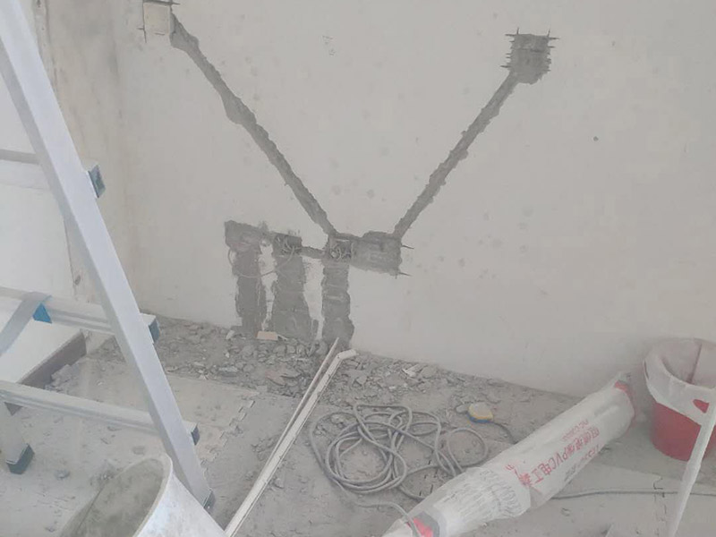 墻面電路開槽：一般墻面盡量避免橫向開槽：墻面開槽需要注意橫向要少用，墻體橫向開槽就會(huì)對(duì)墻體產(chǎn)生破壞，不僅破壞了墻體的結(jié)構(gòu)，也為我們的房子埋下了很多的安全隱患問題，如果真的需要對(duì)墻體橫向開槽，那么就一定要注意切不可用鉆頭直接對(duì)于墻體進(jìn)行開槽，應(yīng)該用墻體開割機(jī)。2.墻面橫向開槽要注意厚度，一般原則不允許對(duì)于墻體橫向開槽的，真的要這樣做的話，在開槽前一定要注意一些事項(xiàng)，也要仔細(xì)考慮清楚是否真的需要橫向開槽。 要遵循&ldquo;橫平豎直&rdquo;原則首先要關(guān)注水管、電線的鋪設(shè)是否合理，如果水管電線預(yù)埋不按規(guī)范，當(dāng)水電改造完成后，便難以確認(rèn)水管電線預(yù)埋的位置。&nbsp;<br></p><p>開槽：用切割機(jī)械及電錘將線槽開出。此過程要求工人對(duì)切割機(jī)使用熟練，才能嚴(yán)格按照線路裁切，還要細(xì)心謹(jǐn)慎，以防破壞其他墻面。