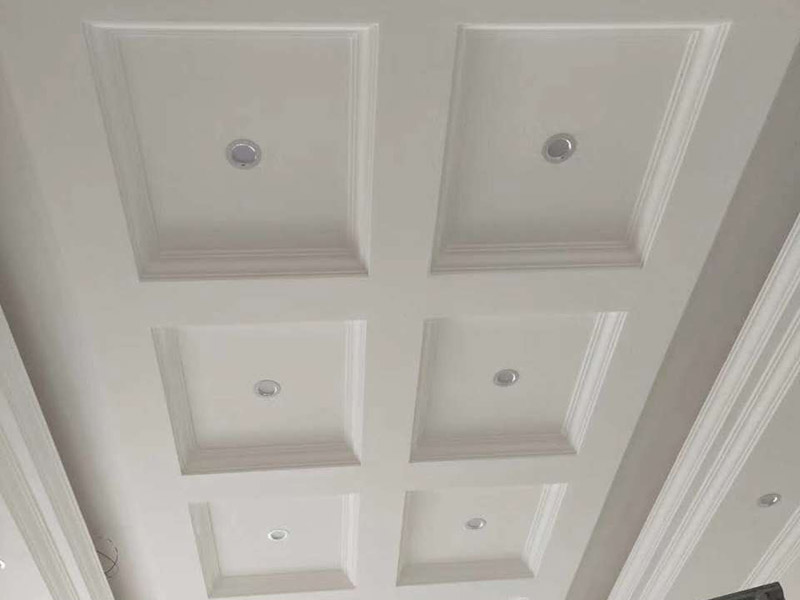 吊頂造型設(shè)計(jì)安裝:平面吊頂早期有用木板頂、石膏吊頂、抹灰頂，現(xiàn)在多用于封材式（扣板式）吊頂，其造型可以根據(jù)扣板的花型和扣板的形式來(lái)選擇設(shè)計(jì)吊頂造型，很是方便。具體造型要根據(jù)房間大小和房間結(jié)構(gòu)來(lái)設(shè)計(jì)選材。 平面吊頂特點(diǎn)就是相當(dāng)于給頂面加了個(gè)平板而已，通常會(huì)在里面設(shè)計(jì)加輔助光源。下圖吊頂是平面吊頂中是最簡(jiǎn)單的造型設(shè)計(jì)（先做龍骨架）。一般只用于門(mén)廳、餐廳等面積較小的區(qū)域。 有的平面吊頂是為了增加隔熱保溫性，在頂層使用到平面吊頂。如果使用面積較大(建議房高大于2.7米時(shí)使用)。 石膏扣板也同樣發(fā)展有多種花樣和造型，在比較寬敞的大客廳中間就可以選用帶有花樣的石膏扣板，作為平面吊頂?shù)脑煨驮O(shè)計(jì)，很是高端雅致，比較適合歐美風(fēng)格的家裝設(shè)計(jì)選用。