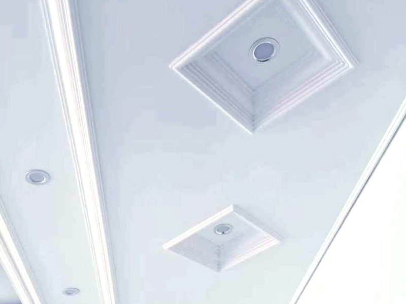 吊頂造型設(shè)計(jì)安裝:平面吊頂早期有用木板頂、石膏吊頂、抹灰頂，現(xiàn)在多用于封材式（扣板式）吊頂，其造型可以根據(jù)扣板的花型和扣板的形式來(lái)選擇設(shè)計(jì)吊頂造型，很是方便。具體造型要根據(jù)房間大小和房間結(jié)構(gòu)來(lái)設(shè)計(jì)選材。 平面吊頂特點(diǎn)就是相當(dāng)于給頂面加了個(gè)平板而已，通常會(huì)在里面設(shè)計(jì)加輔助光源。下圖吊頂是平面吊頂中是最簡(jiǎn)單的造型設(shè)計(jì)（先做龍骨架）。一般只用于門(mén)廳、餐廳等面積較小的區(qū)域。 有的平面吊頂是為了增加隔熱保溫性，在頂層使用到平面吊頂。如果使用面積較大(建議房高大于2.7米時(shí)使用)。 石膏扣板也同樣發(fā)展有多種花樣和造型，在比較寬敞的大客廳中間就可以選用帶有花樣的石膏扣板，作為平面吊頂?shù)脑煨驮O(shè)計(jì)，很是高端雅致，比較適合歐美風(fēng)格的家裝設(shè)計(jì)選用。