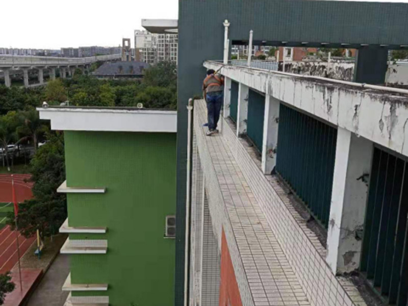 外墻管道防水維修：關(guān)閉水管總閥(即水表前面的水管開關(guān))。打開房間里面的水龍頭20分鐘，確保沒水再滴后關(guān)閉所有的水龍頭。關(guān)閉馬桶水箱和洗衣機(jī)等具蓄水功能的設(shè)備進(jìn)水開關(guān)。打開水管總閥。打開總閥后20分鐘查看水表是否走動，包括緩慢的去動。如果有走動，即為漏水了；如果沒有走動，即沒事。