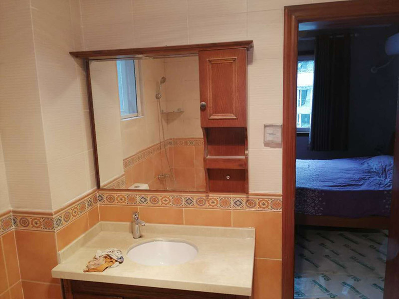 衛(wèi)生間裝修翻新：衛(wèi)生間的翻修，在重新做地板的時候要助于選擇防水的地板以及在鋪設(shè)地板時做好防水層，衛(wèi)生間的地板翻新，要注意在原有基礎(chǔ)上加強(qiáng)防水，對洗漱臺、淋浴房等重新設(shè)計(jì)，看是否有必要增加防水層高度。衛(wèi)生間的排水管道以及來水管道都要注意，盡量不要做大的改動，保持原有的管道，換掉出現(xiàn)問題的管道，還有就是要注意對龍頭閥門的安裝，在衛(wèi)生間里的明管無法掩藏改動的要對其進(jìn)行防銹處理。